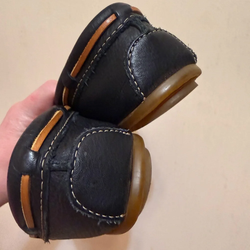 Minnetonka | Black and Tan Leather moccasins